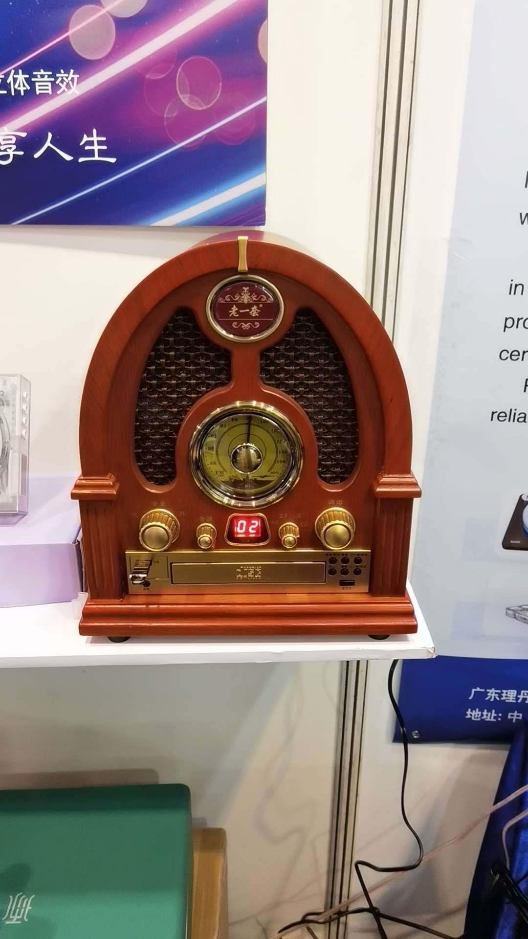 Portable radio Bluetooth speaker, multi-functional wireless mini portable outdoor home audio system, supports FM frequency modulation Bluetooth connection Specification image