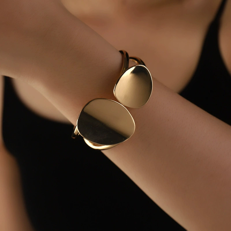 New best-selling bracelets in European and American style with great value discounts are now available. Fashionable and trendy women's bracelets and wristbands