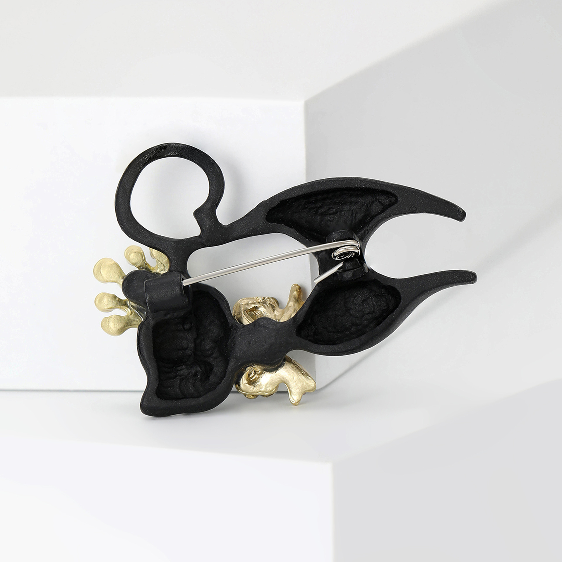 Factory direct sales of enamel oil drip and diamond inlaid black cat creative design brooches and corsages for women's clothing accessories in stock Item Picture