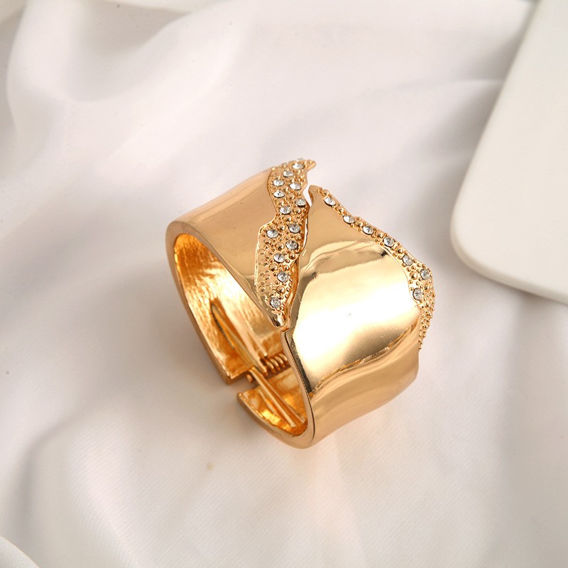 Cross-border exclusive simple and fashionable diamond-encrusted women's jewelry, trendy, versatile and exquisite bracelet Application Scenario