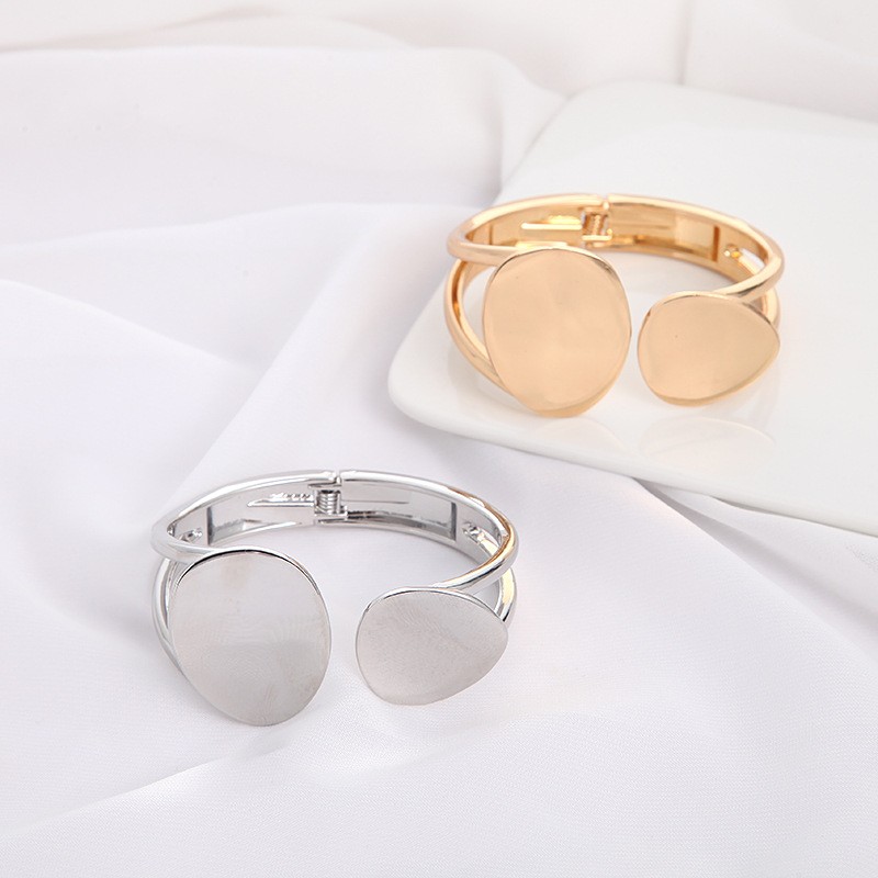 New best-selling bracelets in European and American style with great value discounts are now available. Fashionable and trendy women's bracelets and wristbands Application Scenario