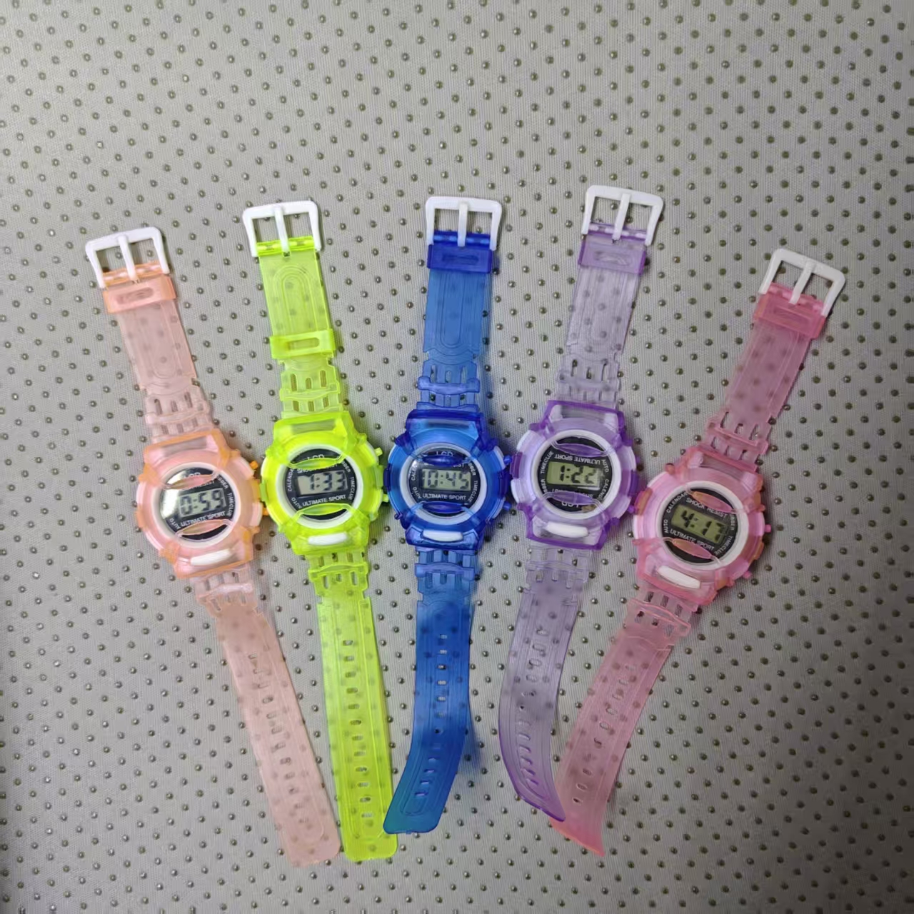 Colorful and fashionable electronic watches with a trendy and sporty style. Each box contains 12 pieces of color options to choose from. A must-have for youthful vitality. Wholesale from the manufacturer details Picture