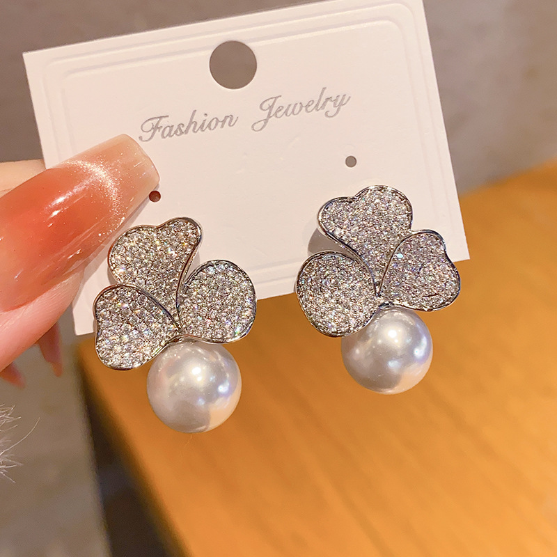 The new best-selling copper-inlaid zircon stud three-petal flower pearl earrings feature a high-end design and are exquisite and versatile Application Scenario