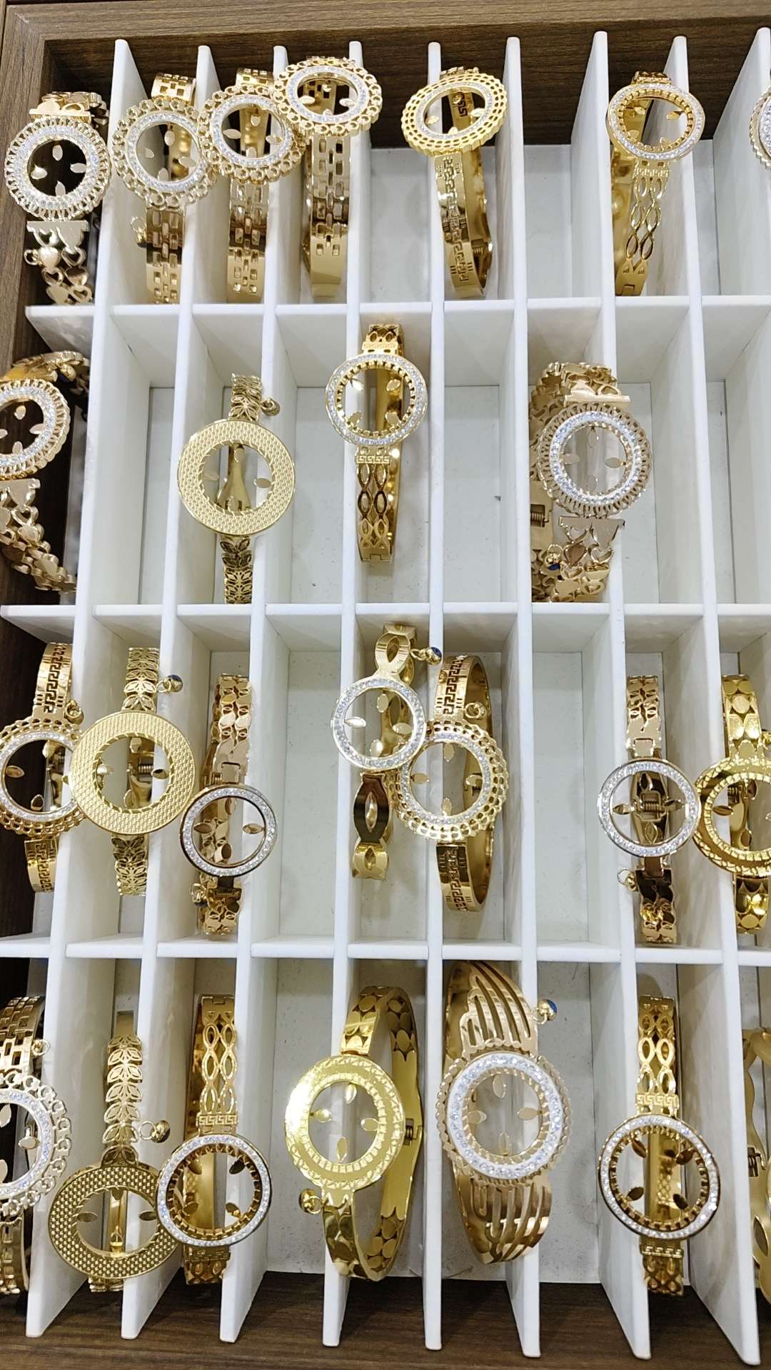 不锈钢316材质电镀真空镀不易掉色工艺铸造上面带石头款式多多来样定制上面的有现货定制45天左右欢迎前来选购各种手链手镯项详情图6