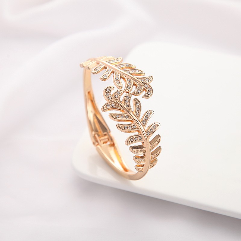 Cross-border European and American exclusive best-selling, simple and fashionable women's jewelry, trendy and versatile, exquisite bracelets Application Scenario