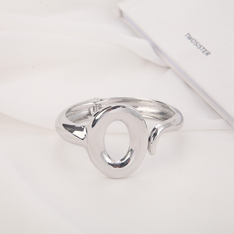 Simple and fashionable women's jewelry, trendy and versatile bracelet Application Scenario