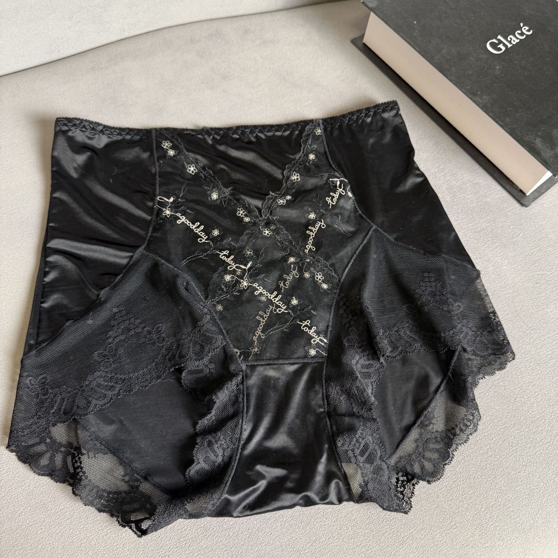 "Elegant Flowers and Enchanting Shadows ~ Lace mesh underwear for women, sexy and pure. Thin mid-waist seamless pure cotton crotch triangle pants for women. Item Picture