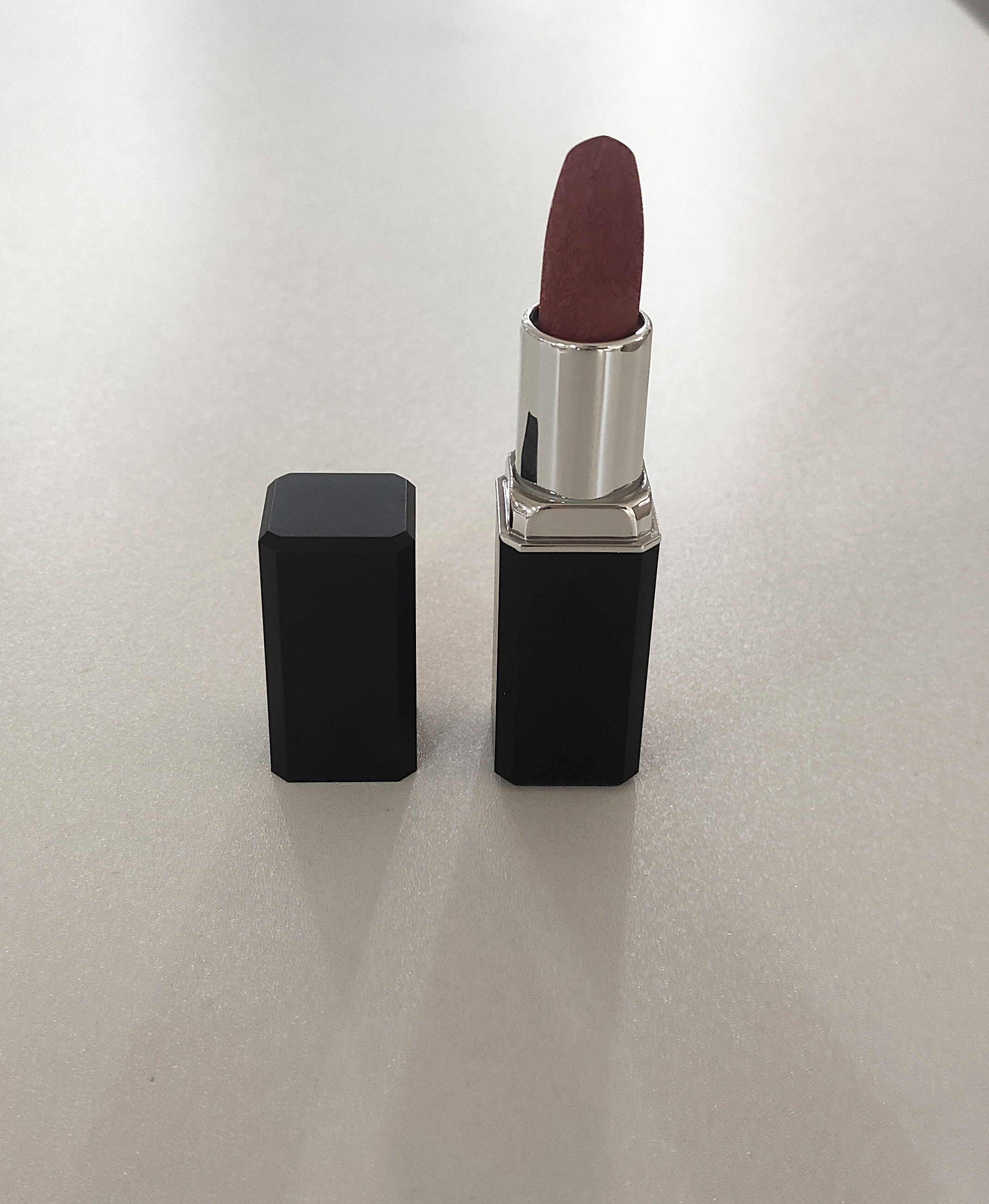 اللون البكم المبلل المبلل والأحمر الشفاه في أحمر الشفاه Item Picture