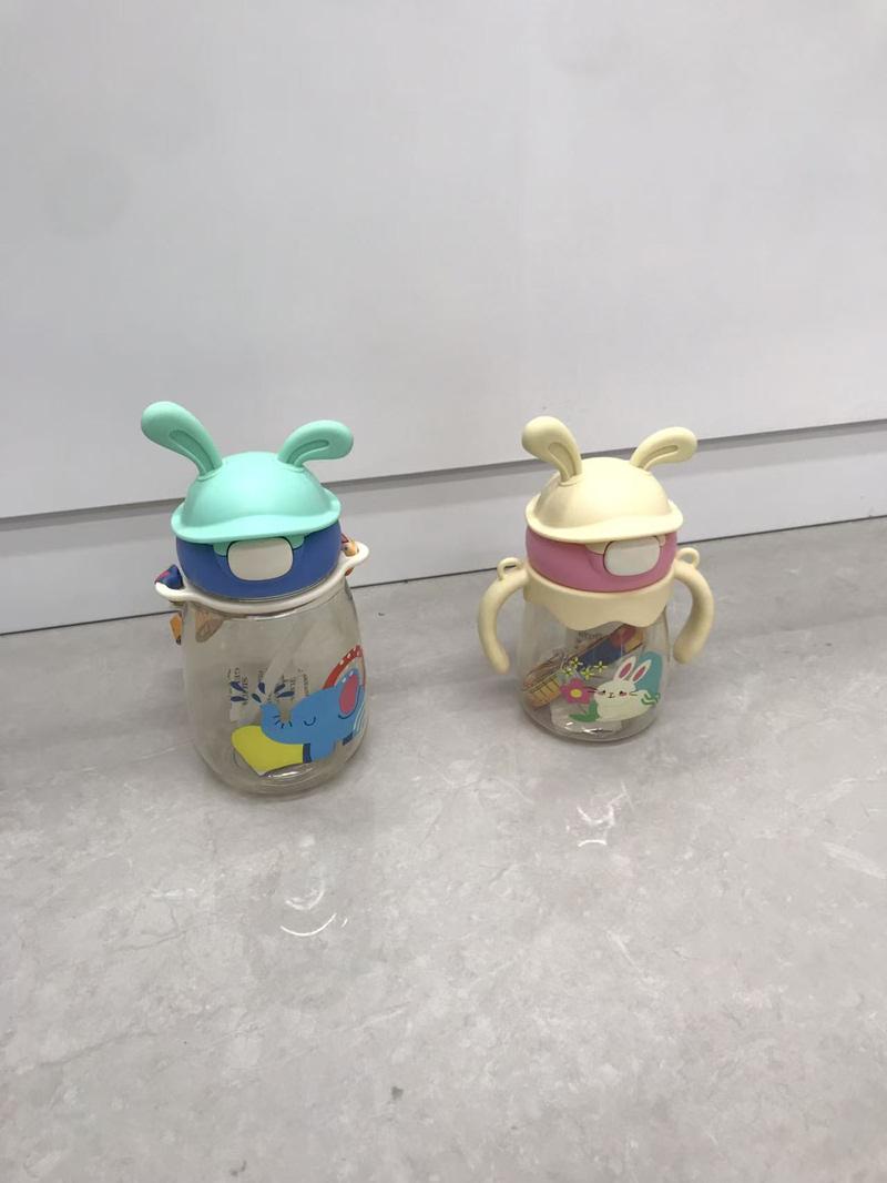 萌兔耳儿童吸管杯 带手柄背带防漏学饮杯 宝宝卡通动物便携喝水杯详情6