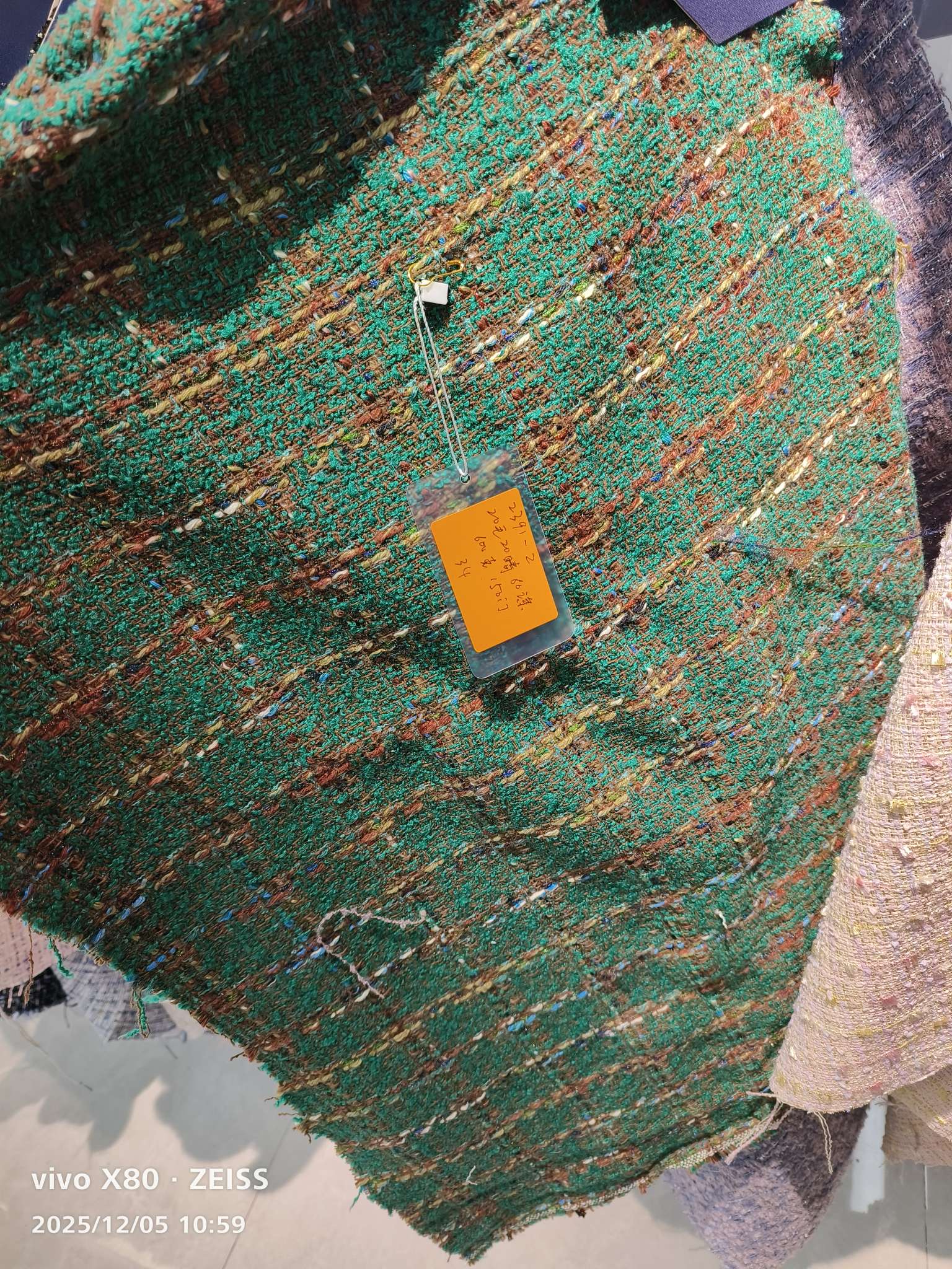 纺织皮革混纺交织面料棉毛混纺手感柔软适用服装家纺材料。小香风面料，适用于时尚服装，饰品，包包，帽子等等