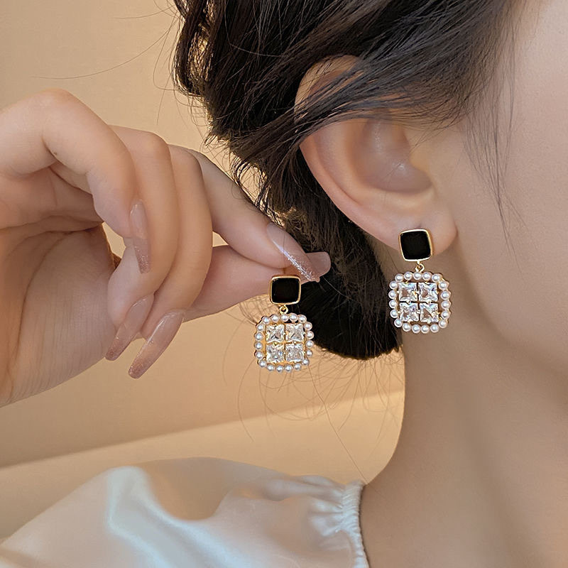silver needle fashion high-grade diamond-embedded black earrings minority all-match temperamental earrings light luxury high quality earrings wholesale Application Scenario