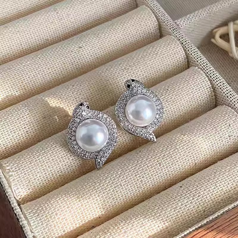 light luxury all-match ankela red atmosphere ear studs women's fashionable elegant high-grade square round face ear ring heart-shaped earrings Application Scenario