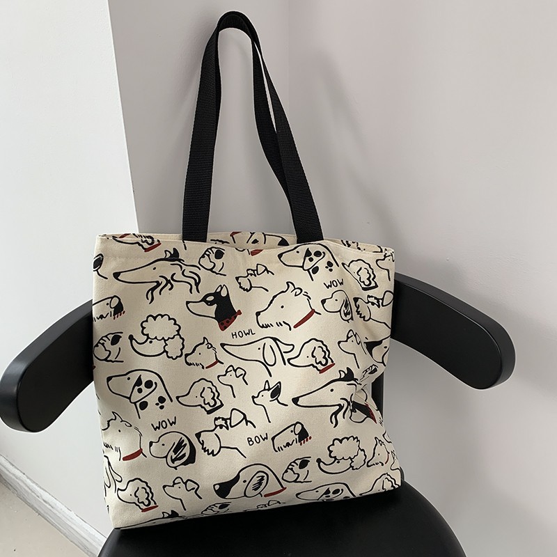 2025 art design cute animal hand-painted illustration shoulder bag schoolbag artistic retro large capacity canvas bag women Application Scenario