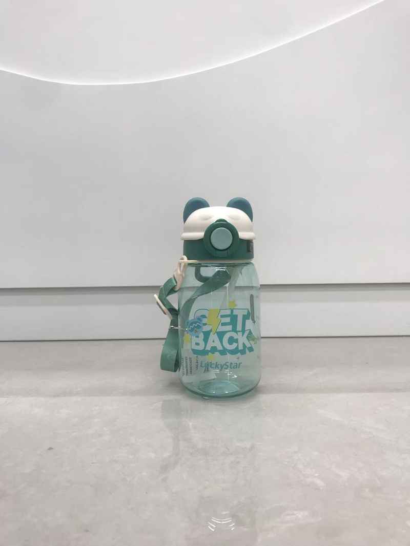 萌熊耳儿童吸管杯 带背带手柄 防漏防呛便携水杯 多色透明 ins 风 趣味字母图案 耐摔材质 宝宝上学外出喝水可爱好物详情3