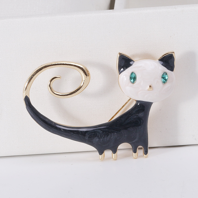 New handcrafted oil-dripping and tail-wagging cat fashion brooch alloy three-dimensional corsage pendant, dual-purpose Application Scenario