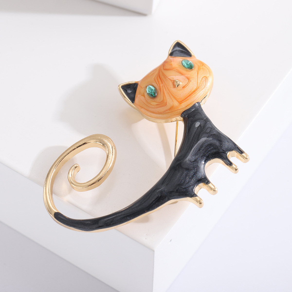 New handcrafted oil-dripping and tail-wagging cat fashion brooch alloy three-dimensional corsage pendant, dual-purpose Specification image