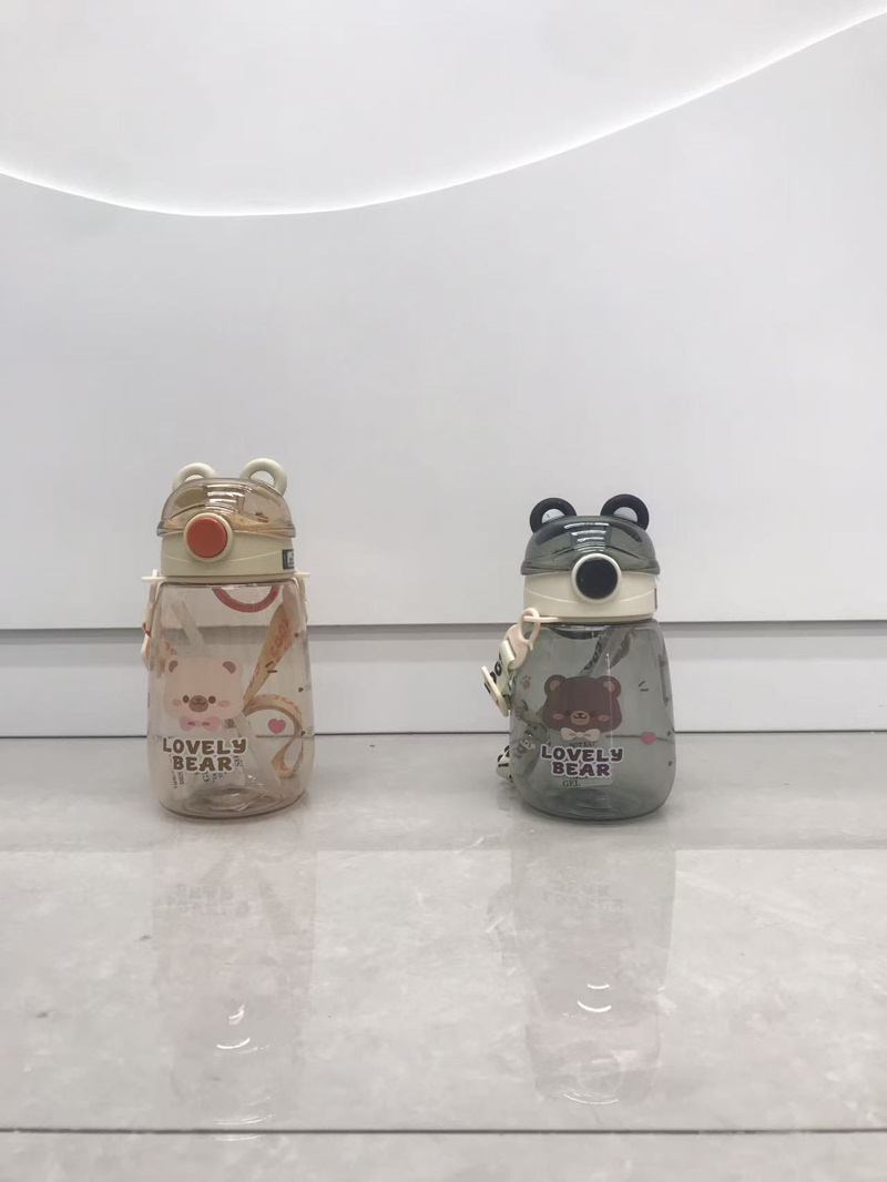 Cute and fun Little Bear children's straw cup, adorable cartoon little bear pattern, handle, leak-proof and choking, portable water cup, multi-color transparent, durable, the perfect drinking water tool for babies in kindergarten and school details Picture