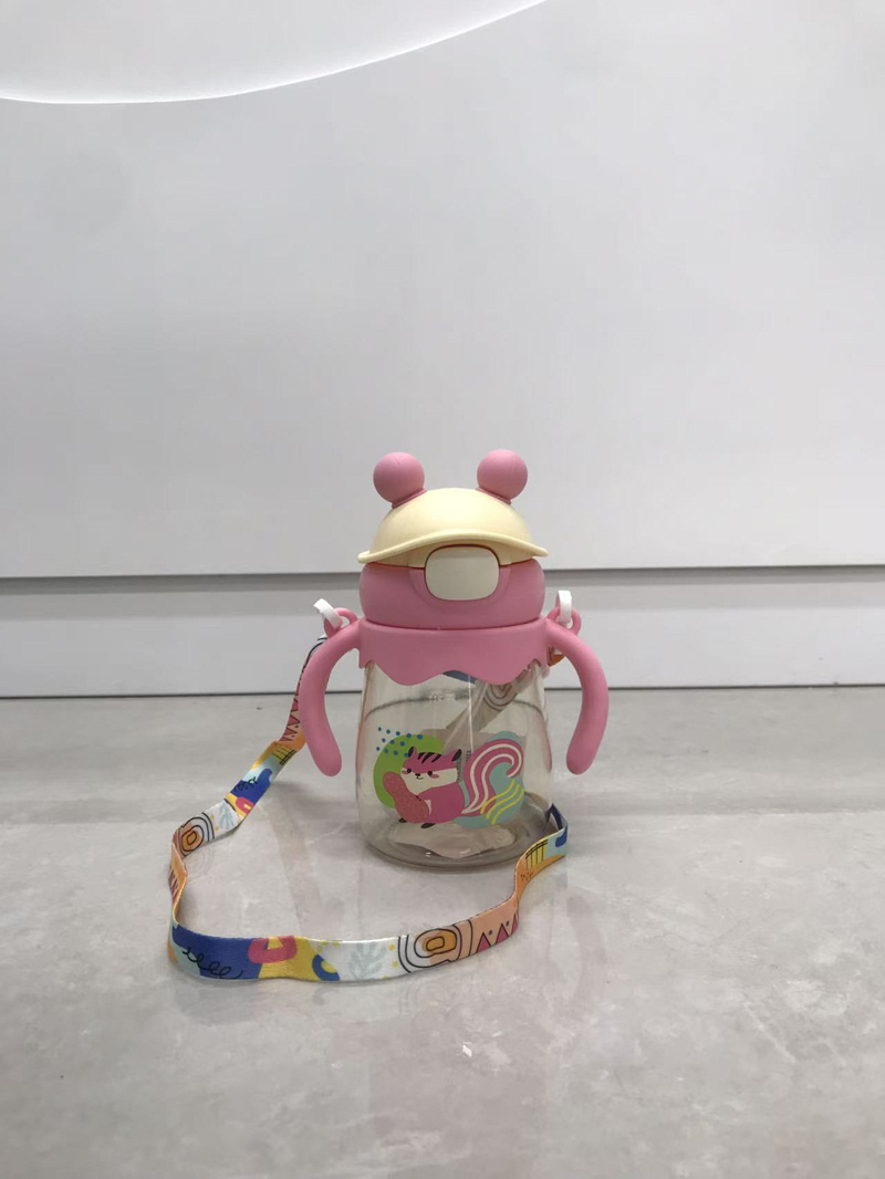 萌趣圆耳儿童吸管杯 带手柄背带 松鼠狮子小熊卡通图案 防漏防呛 多色可爱 耐摔材质 宝宝幼儿园上学喝水便携好物详情3