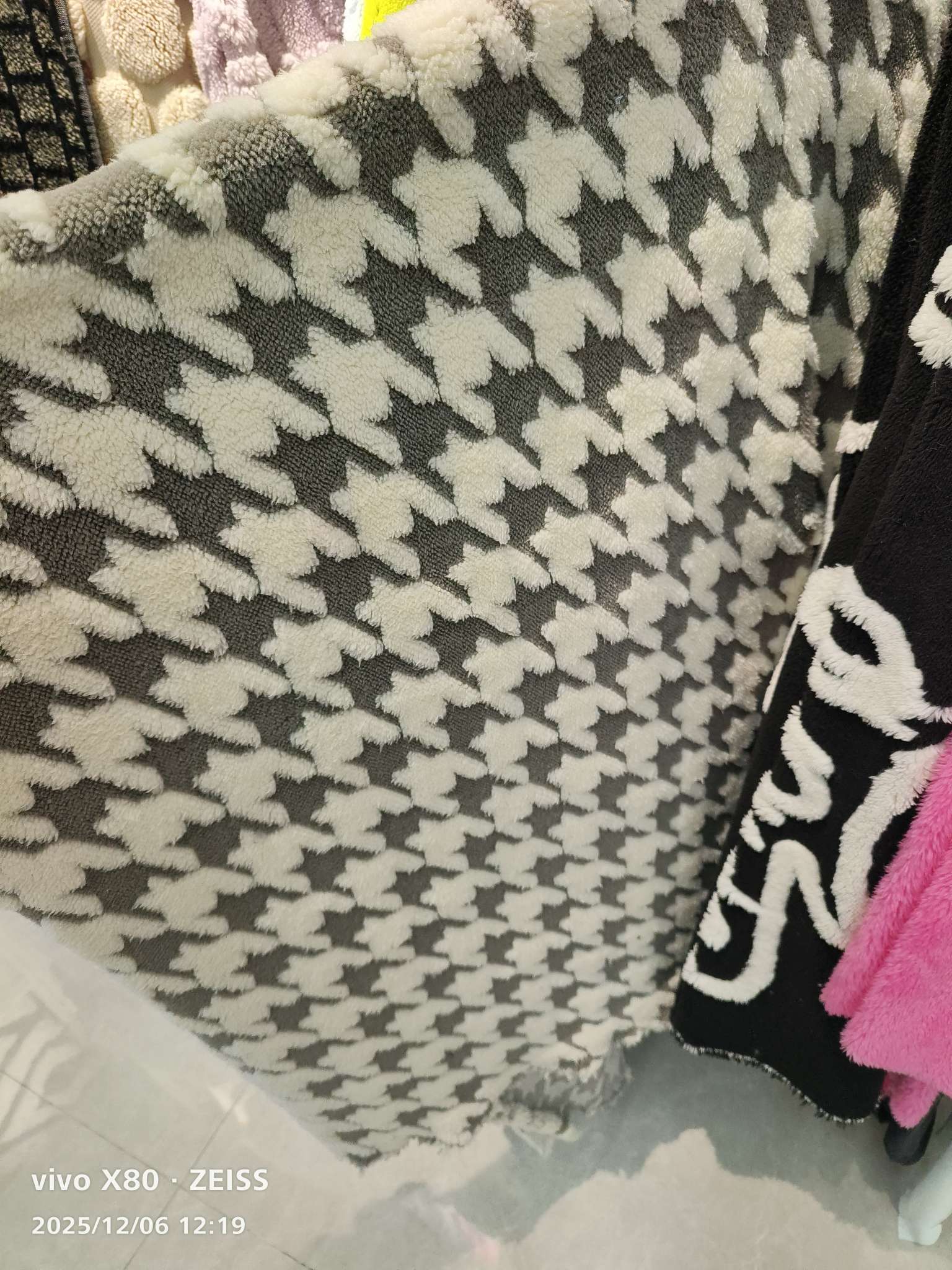 纺织皮革混纺交织面料棉毛混纺手感柔软服装面料多用途材料。舒棉绒提花面料，适用于睡衣，地毯，床上用品，各种艺术品