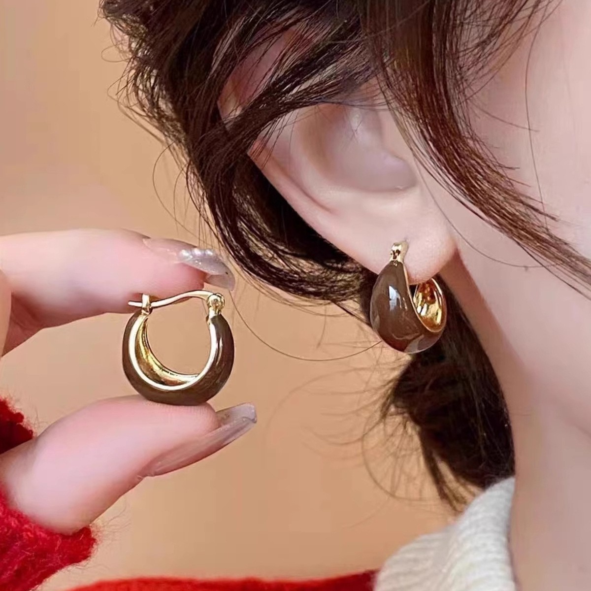 maillard amber retro hong kong style ear ring women's light luxury high-end sense niche autumn and winter earrings 2025 new earrings details Picture