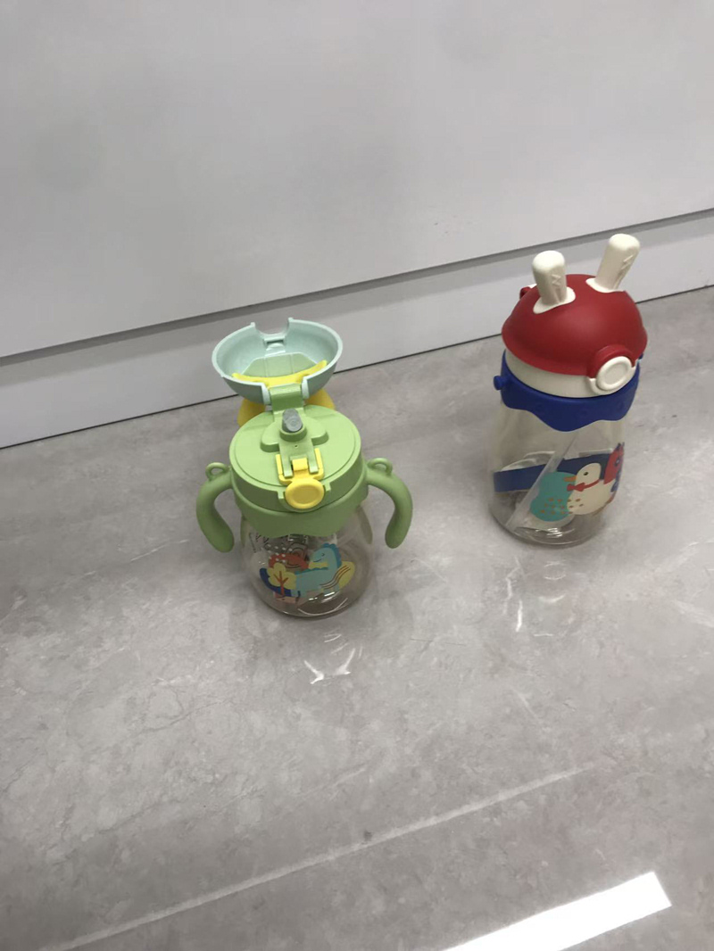 Cute and fun rabbit-ear children's straw cup with handle, leak-proof drinking cup, dinosaur, duckling, unicorn cartoon pattern, multi-color cute, durable, anti-choking, portable good for babies to drink water in kindergarten Application Scenario