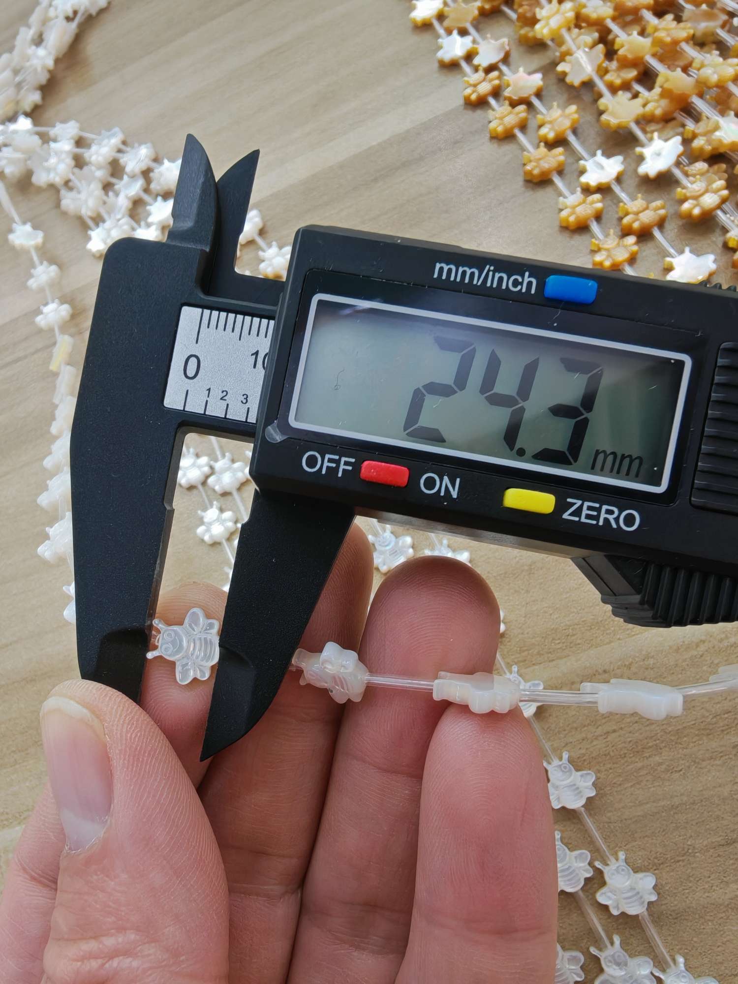 Natural shell white butterfly shell carving, yellow butterfly shell carving, small bee DIY accessories, jewelry accessories Item Picture