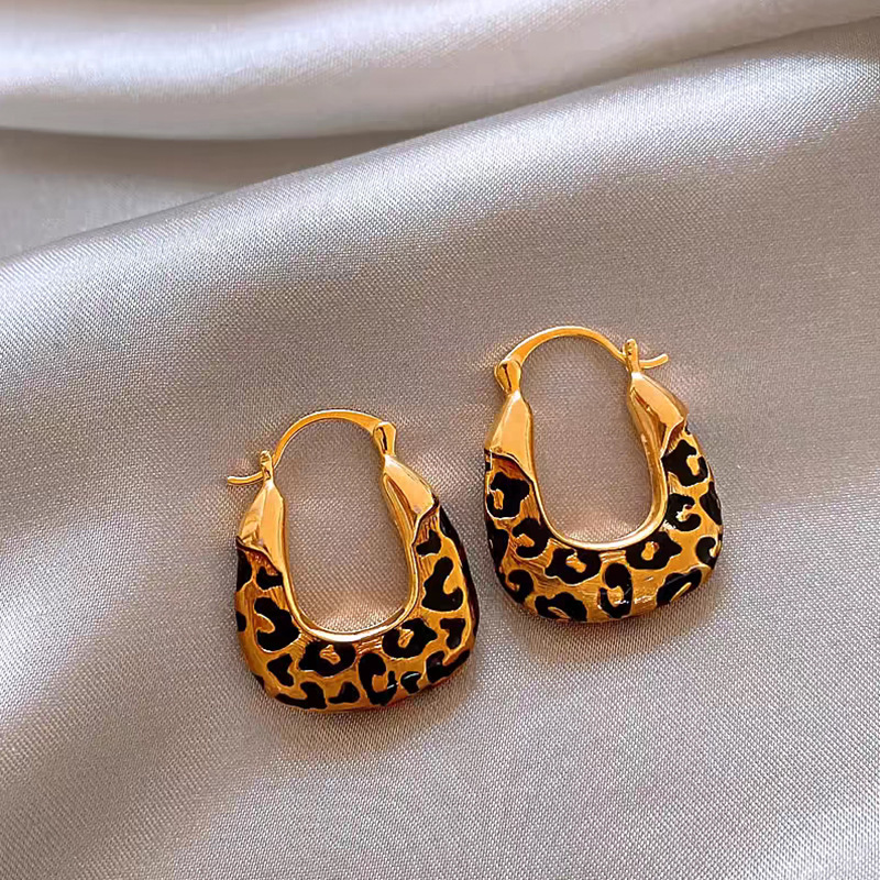 autumn winter retro maillard coffee color metal geometry ear studs niche elegant light luxury high sense personality wild earrings Application Scenario