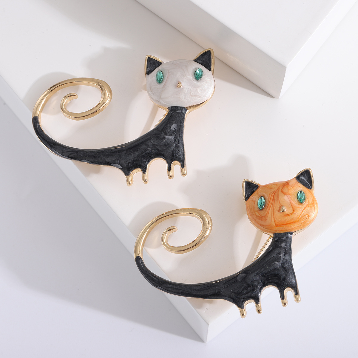 New handcrafted oil-dripping and tail-wagging cat fashion brooch alloy three-dimensional corsage pendant, dual-purpose