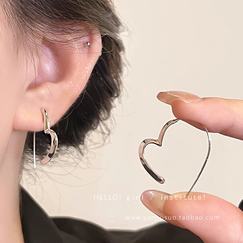 gold circle earrings female 2024 new popular ear clip light luxury high sense simple bracelet earrings autumn and winter hoop earrings details Picture