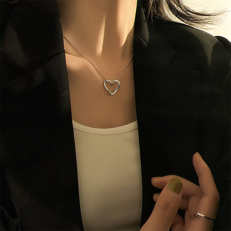 hot girl dignified pendant ornament wholesale niche ins style clavicle chain bow internet celebrity light luxury color-preserving necklace for women Application Scenario