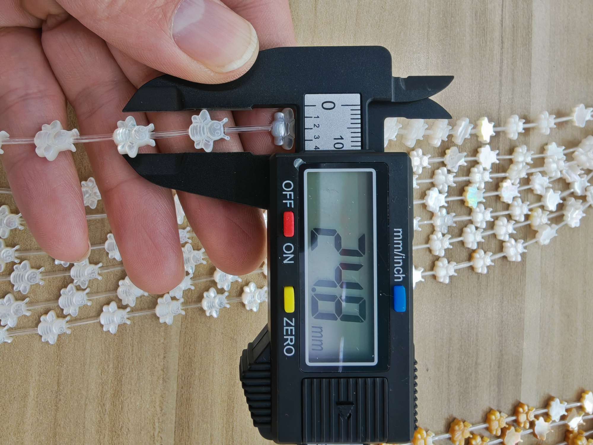 Natural shell white butterfly shell carving, yellow butterfly shell carving, small bee DIY accessories, jewelry accessories Application Scenario