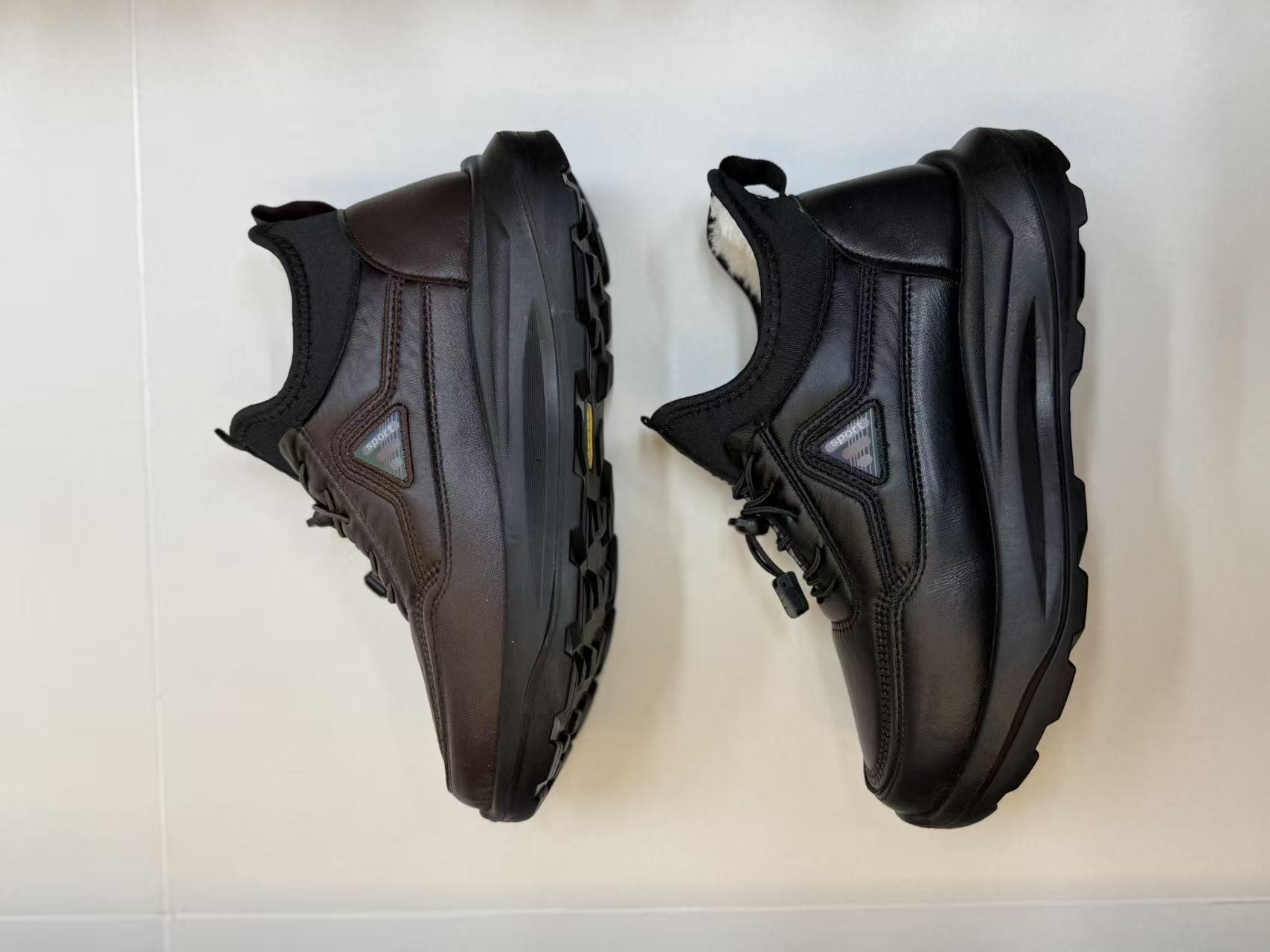 Wholesale of fashionable and warm leather shoes for middle-aged and elderly mothers