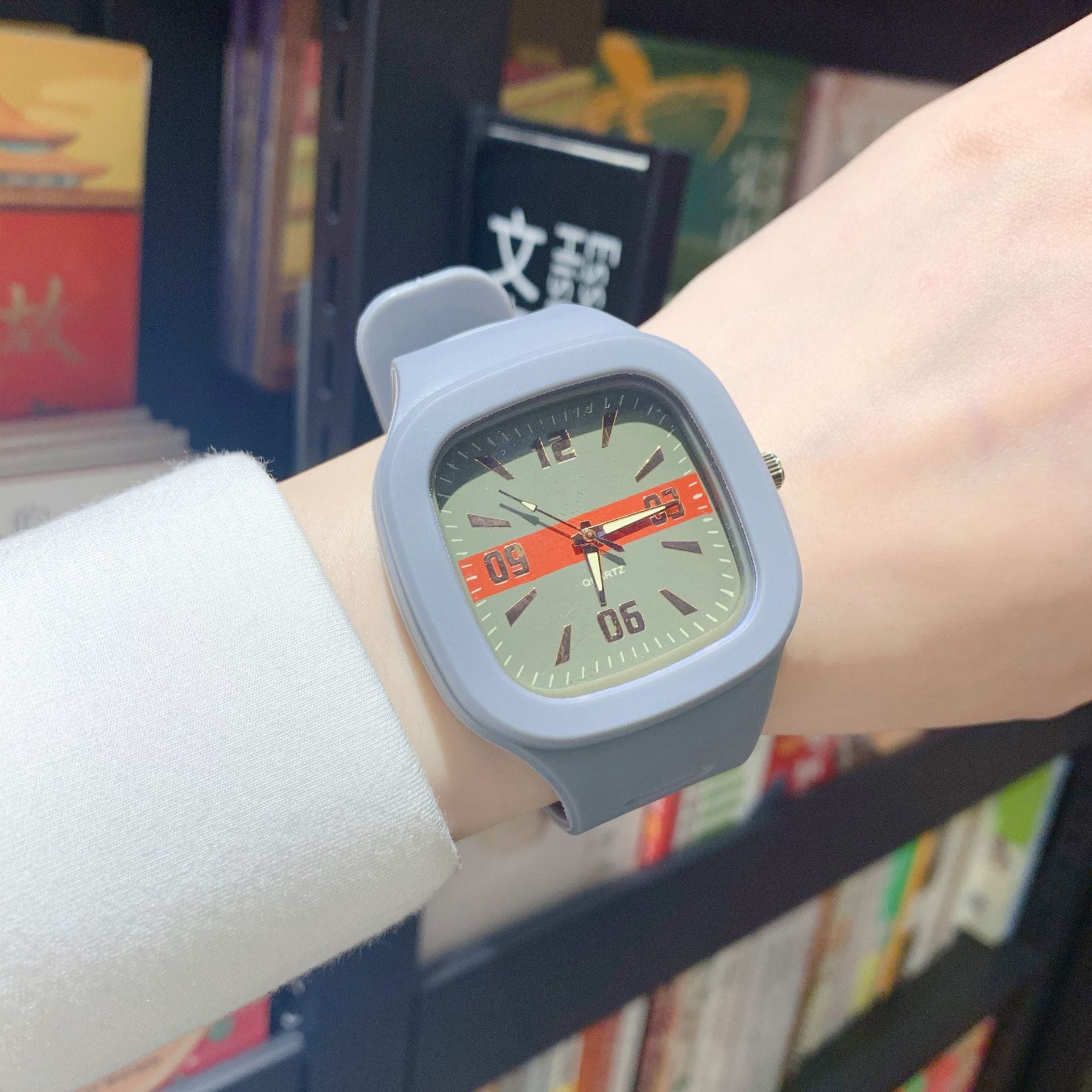 creative ins style children's watch female 2025 silicone strap primary and secondary school students exam cute waterproof children's watch full figure