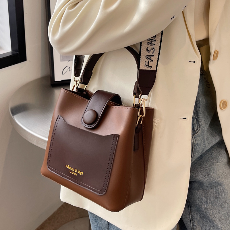 This year's popular bags: 2025 new spring fashion hand-held shoulder bag for women, crossbody versatile retro bucket bag details Picture