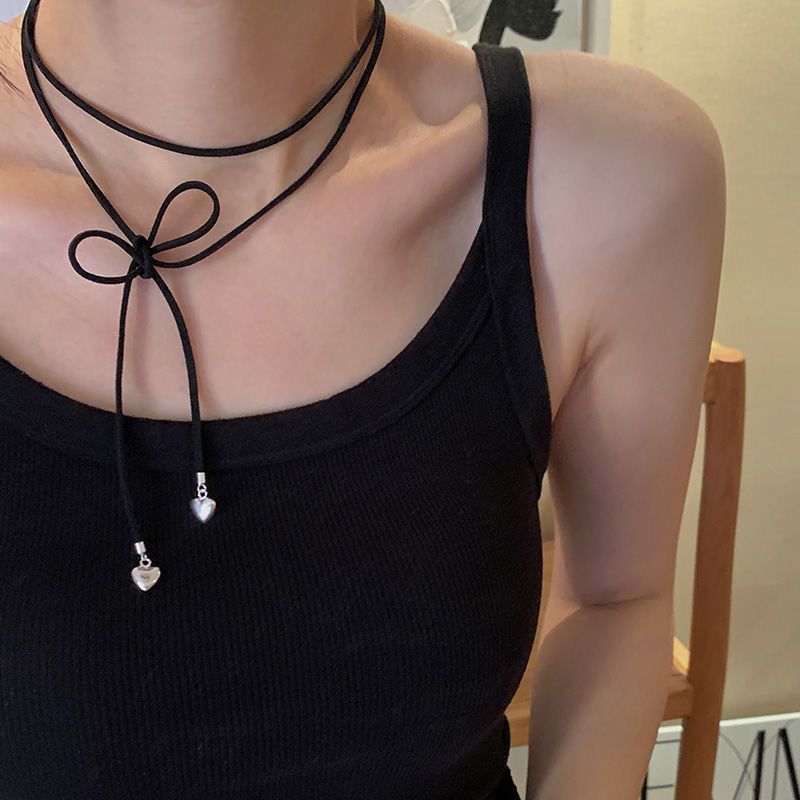 Bow choker necklace, black rope heart necklace, extended sweater chain strap, multiple wearing methods can be adjusted. Bow choker necklace, black rope heart necklace, extended sweater chain strap, multiple ways to wear Application Scenario