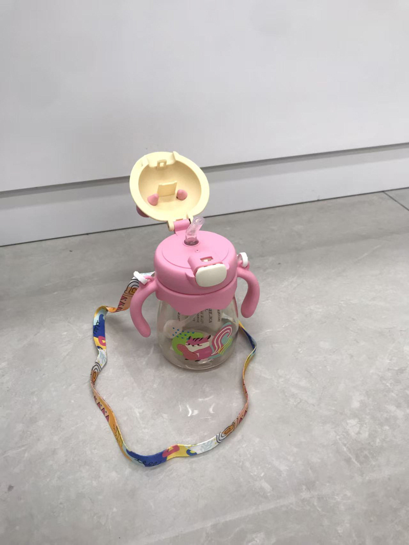 萌趣圆耳儿童吸管杯 带手柄背带 松鼠狮子小熊卡通图案 防漏防呛 多色可爱 耐摔材质 宝宝幼儿园上学喝水便携好物详情5