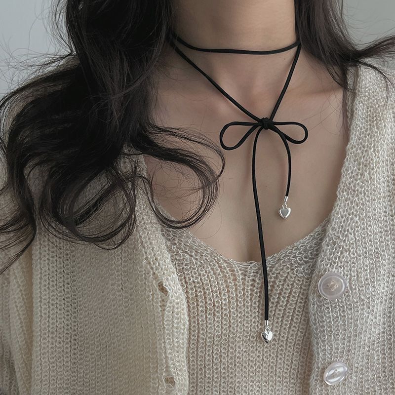 Bow choker necklace, black rope heart necklace, extended sweater chain strap, multiple wearing methods can be adjusted. Bow choker necklace, black rope heart necklace, extended sweater chain strap, multiple ways to wear Specification image