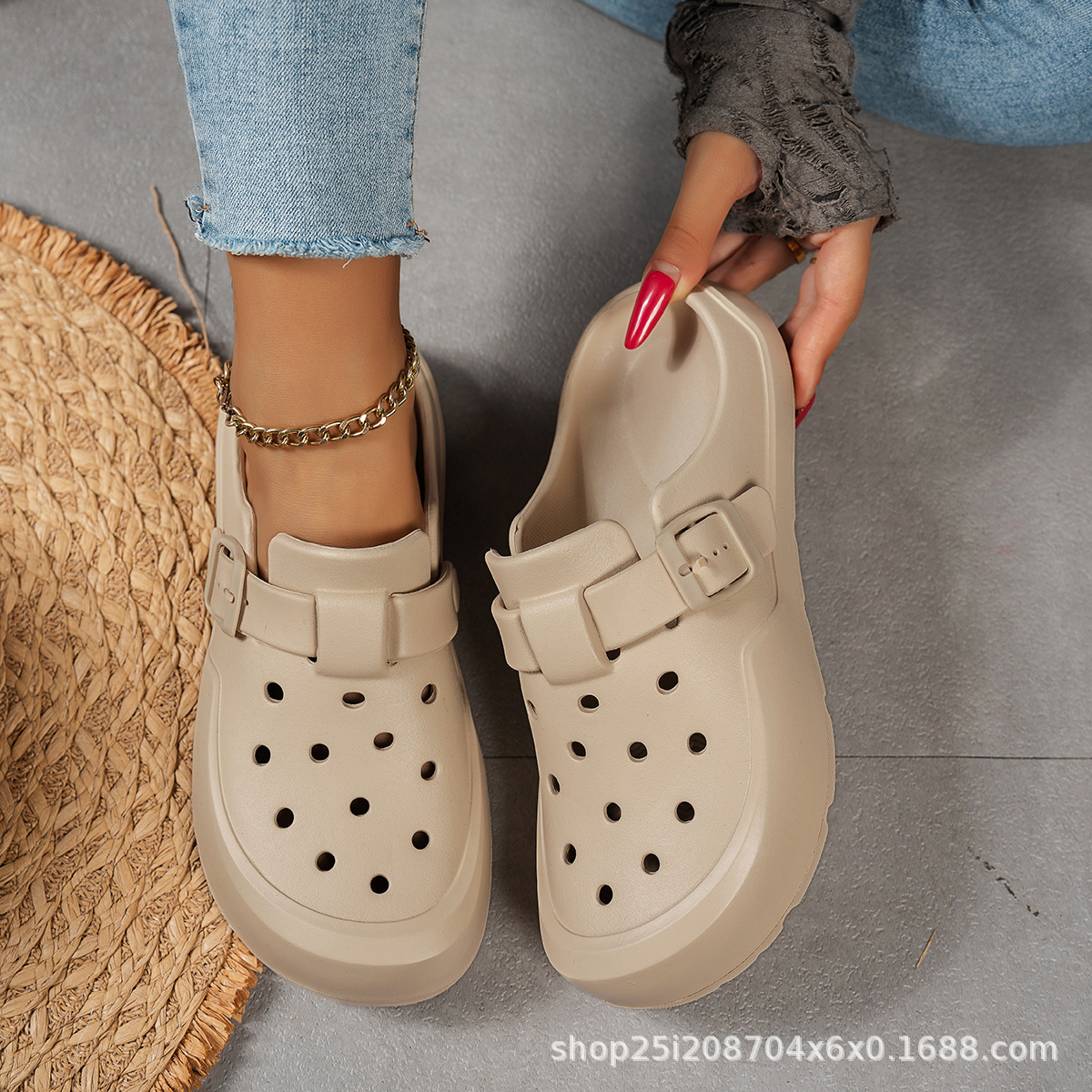cross-border hole shoes for women 2025 new eva non-slip deodorant sandals beach shoes fashion outerwear home wear-resistant slippers Application Scenario