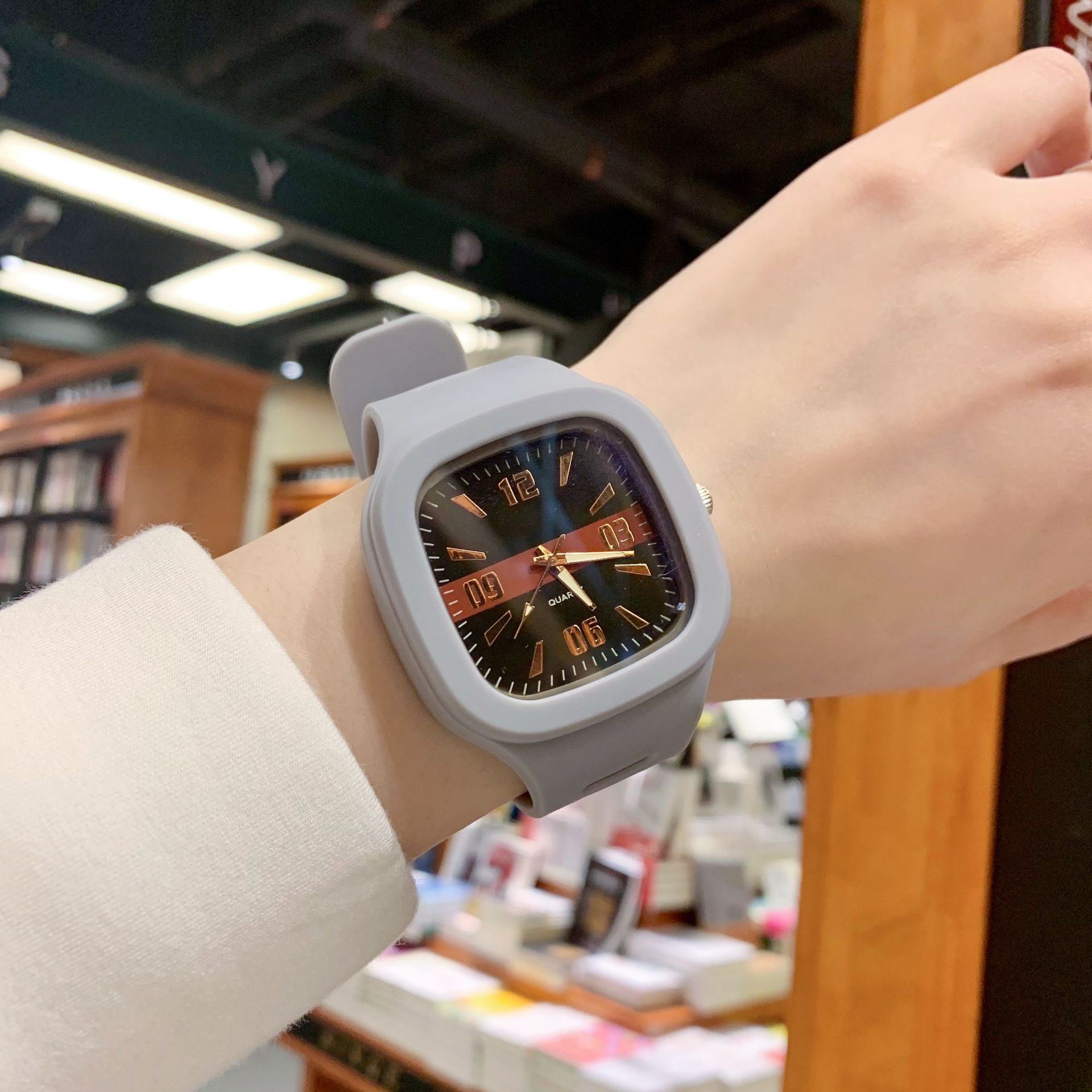 creative ins style children's watch female 2025 silicone strap primary and secondary school students exam cute waterproof children's watch Application Scenario