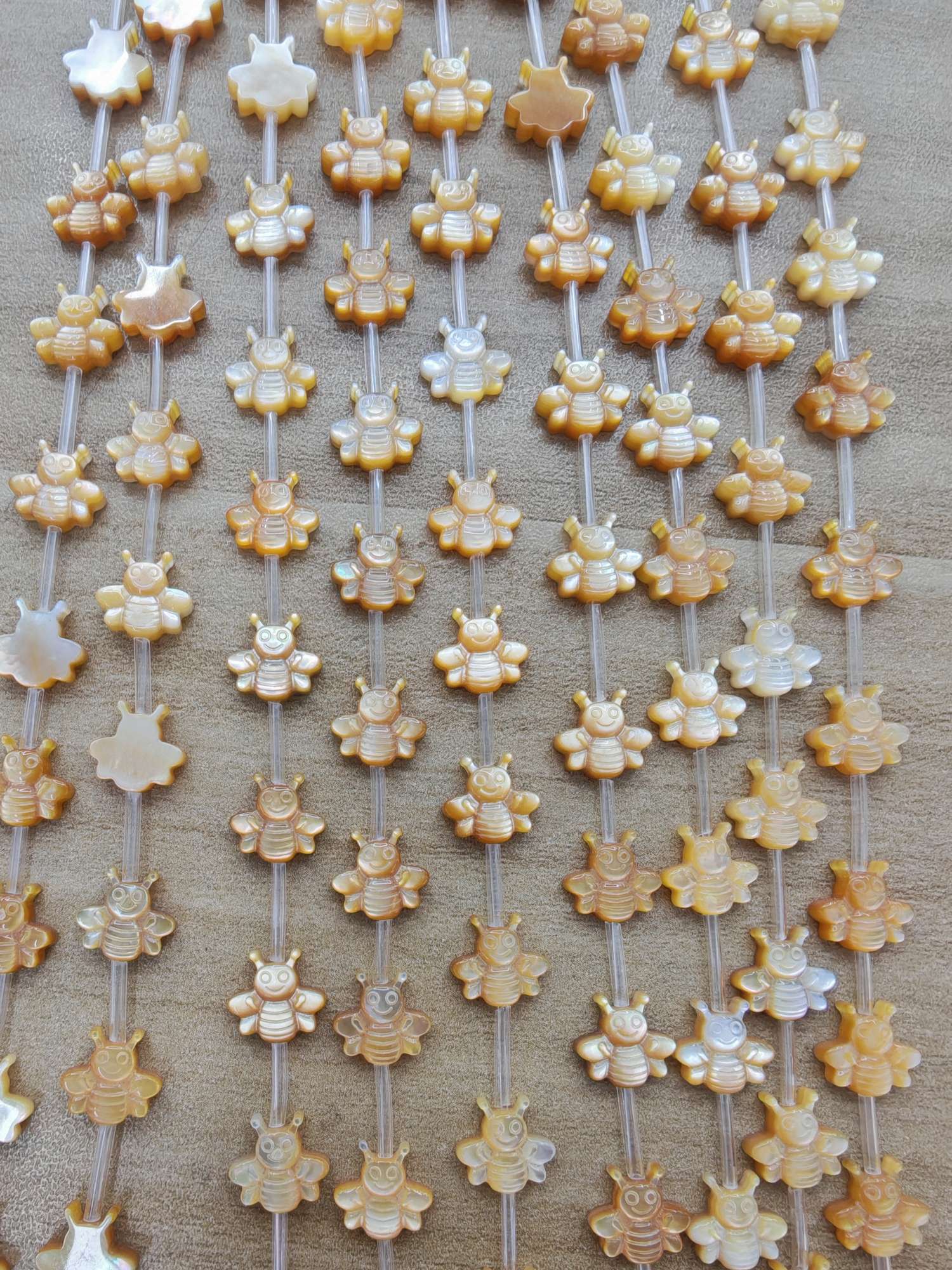Natural shell white butterfly shell carving, yellow butterfly shell carving, small bee DIY accessories, jewelry accessories details Picture
