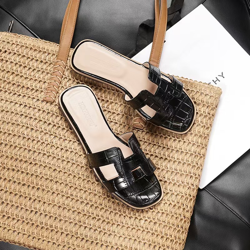 foreign trade crocodile pattern slippers women's outer wear 2025 new summer stylish beach flat one-word ins white sandals details Picture