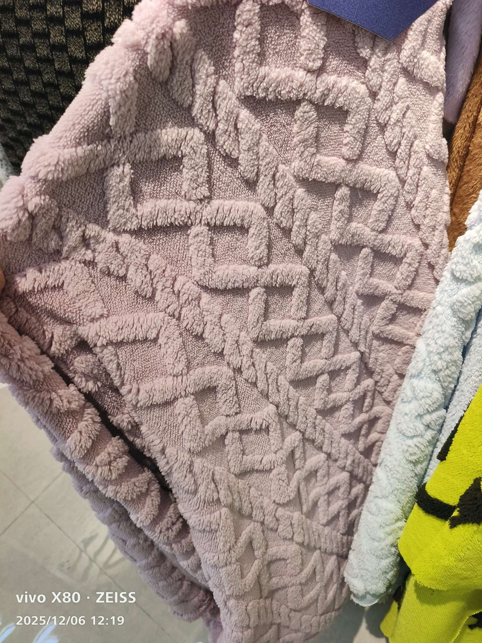 纺织皮革混纺交织面料棉毛混纺手感柔软时尚多用途布料。舒棉绒提花面料，适用于睡衣，地毯，床上用品等等