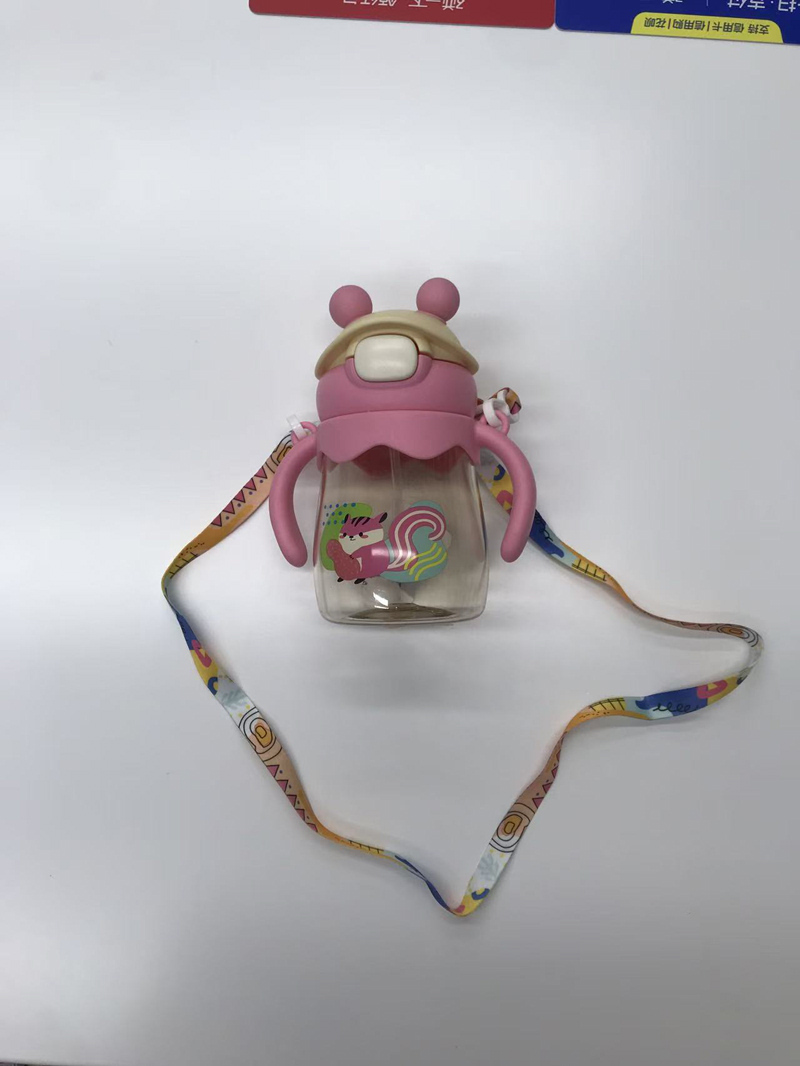 萌趣圆耳儿童吸管杯 带手柄背带 松鼠狮子小熊卡通图案 防漏防呛 多色可爱 耐摔材质 宝宝幼儿园上学喝水便携好物详情6