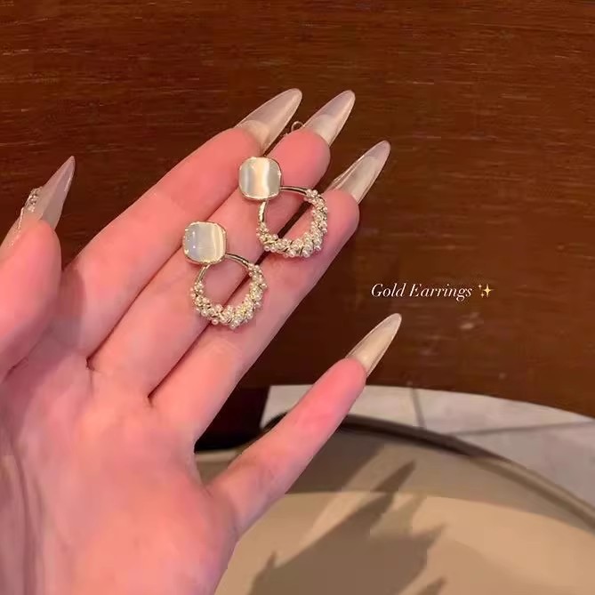 925 silver needle internet celebrity same style gold earrings women's light luxury high sense temperamental pearl stud earrings retro new earrings Application Scenario