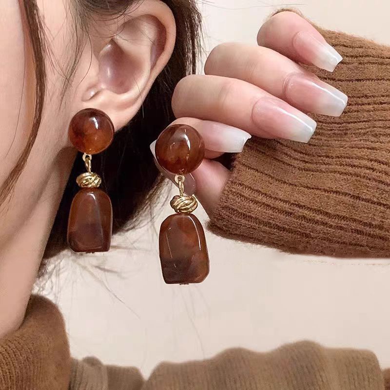 maillard amber retro hong kong style ear ring women's light luxury high-end sense niche autumn and winter earrings 2025 new earrings full figure
