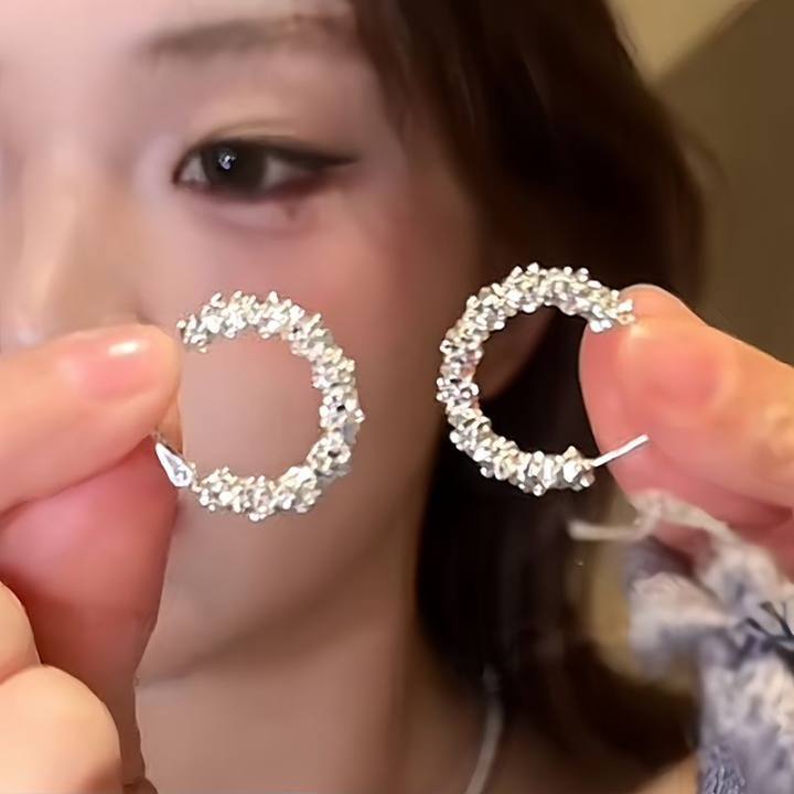 sweet cool style hot girl simple bracelet eardrop earring 2025 new simple round face earrings personal influencer circle earrings Application Scenario