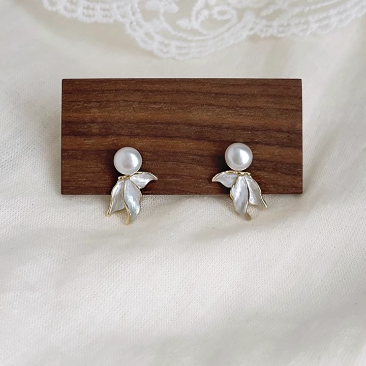 light luxury high-grade rhinestone pearl fishtail earrings women's antique fashionable luxury earrings personality wild earrings details Picture