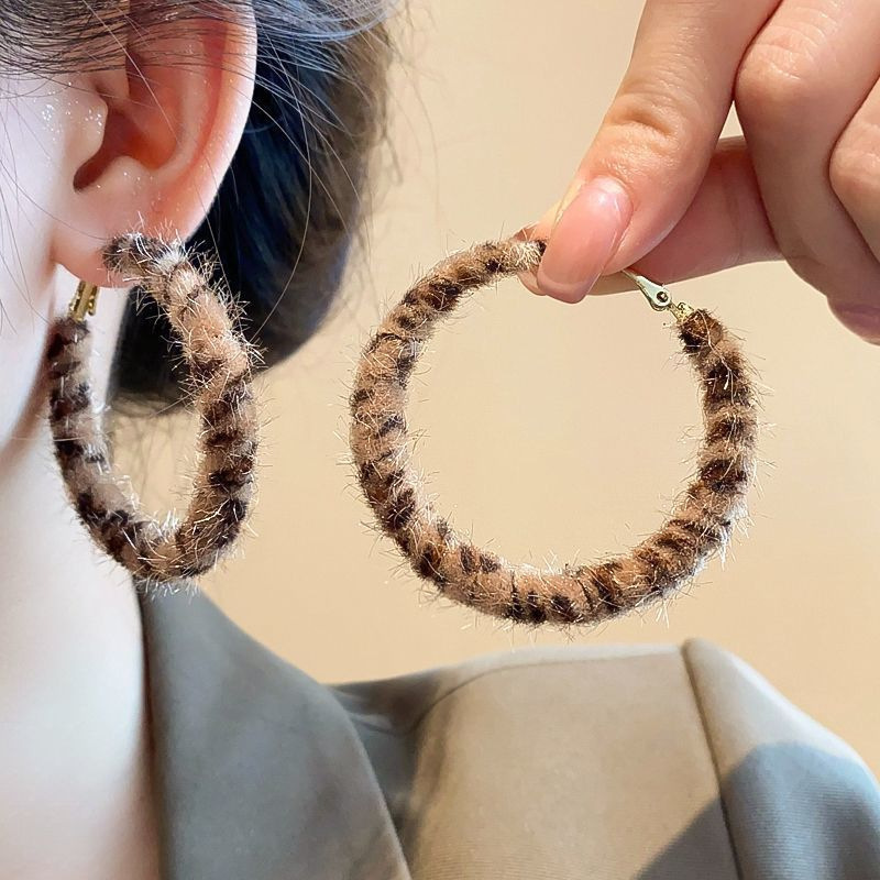 silver needle fabric leopard print geometric round diamond ear ring european and american autumn and winter elegant earrings niche high-grade earrings Application Scenario