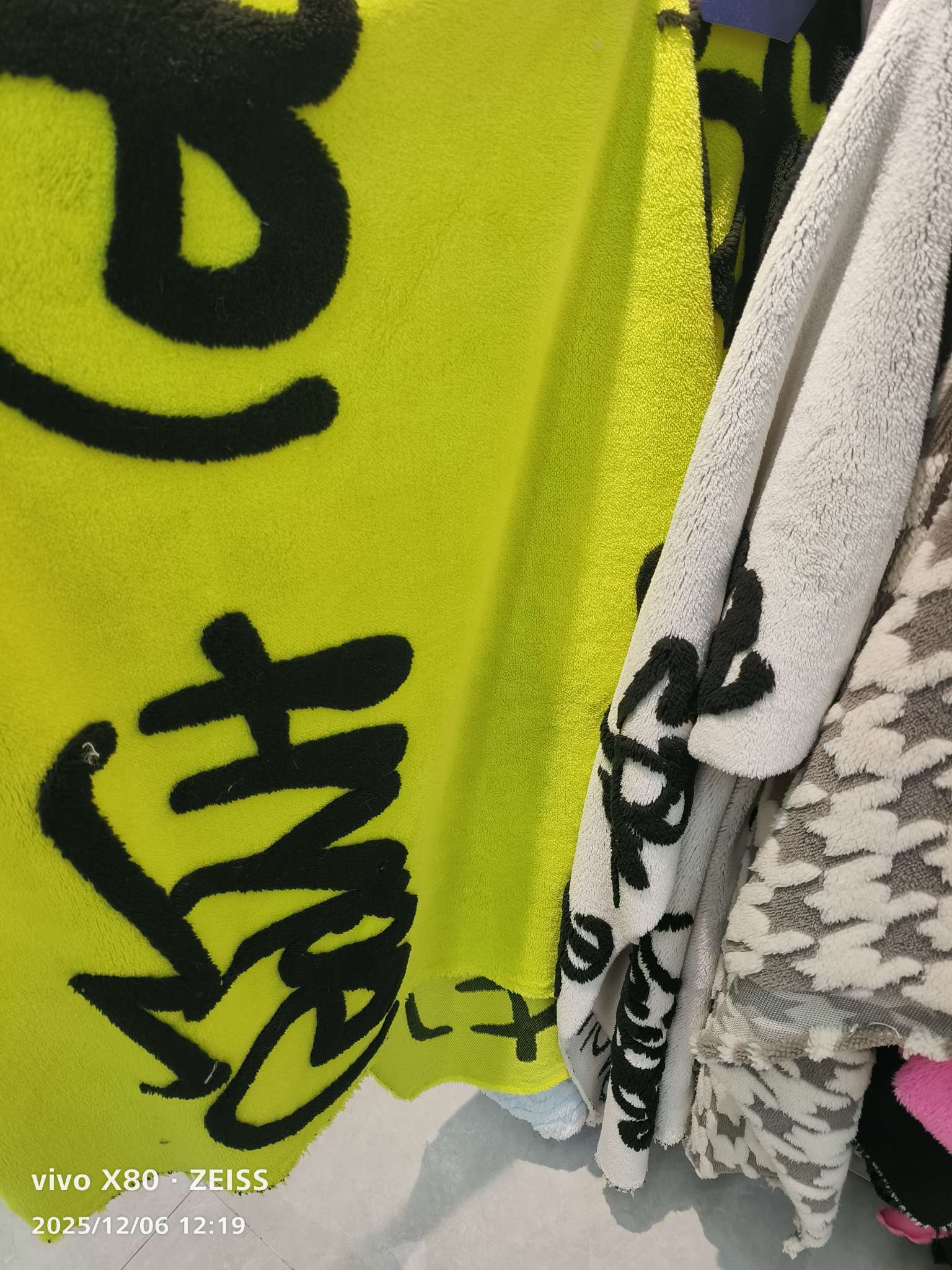 纺织皮革混纺交织面料棉毛混纺手感柔软多用途服装面料材料。舒棉绒提花面料，适用于睡衣 床上用品，挂毯等等