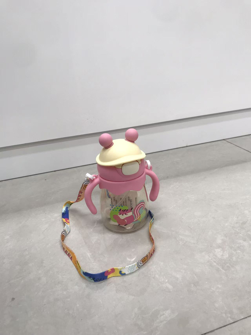 萌趣圆耳儿童吸管杯 带手柄背带 松鼠狮子小熊卡通图案 防漏防呛 多色可爱 耐摔材质 宝宝幼儿园上学喝水便携好物详情4